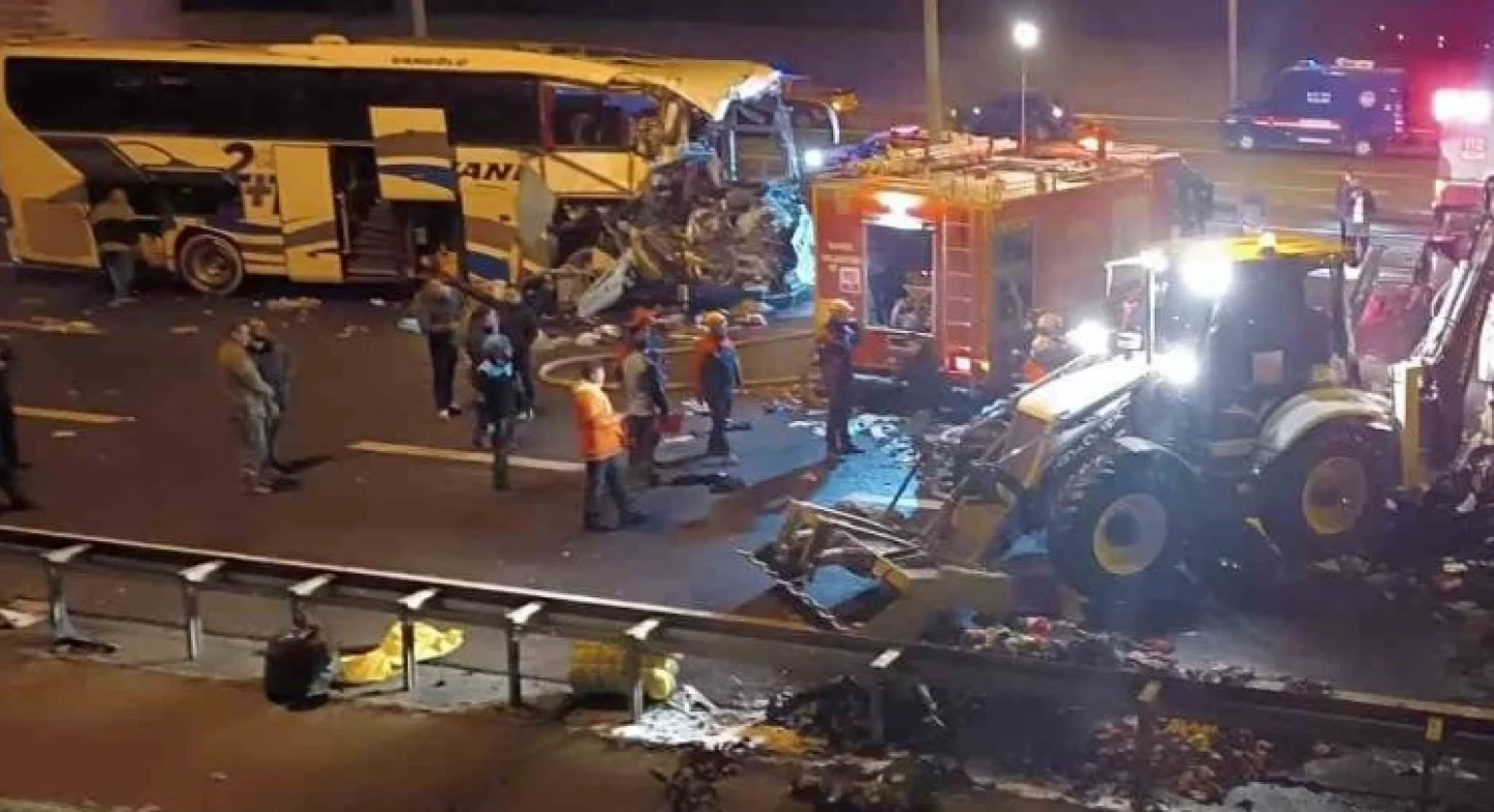 TAG Otoyolunda Can Kaybı: Zincirleme Kazada 20 Kişi Yaralandı