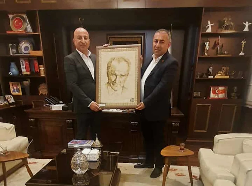 “Adana’da Atatürk’lü Sürpriz: Ziyarete Damga Vuran An” 